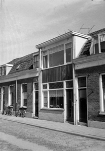 71305 Gezicht op de voorgevels van de huizen Tiendstraat 37 (rechts) -33 te Utrecht.